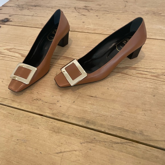 Roger Vivier Shoes - Roger Vivier classic gold buckle heel in size 37 NWOT